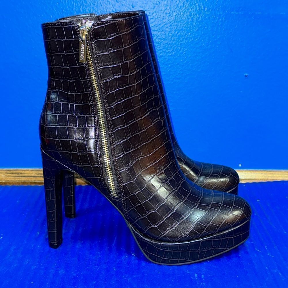 Size 9- Women’s Guess Platform Booties Brown Croc Gold Zipper NEW